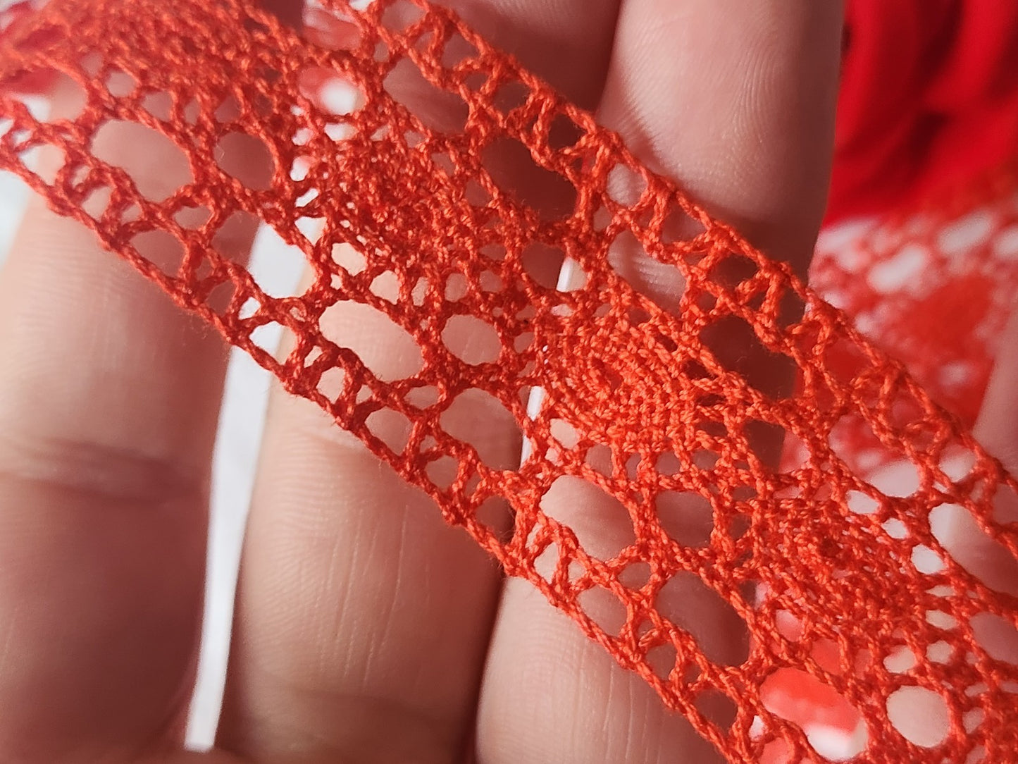 Dentelle vintage orange  entre deux 2 métres sur 2,8 cm A3