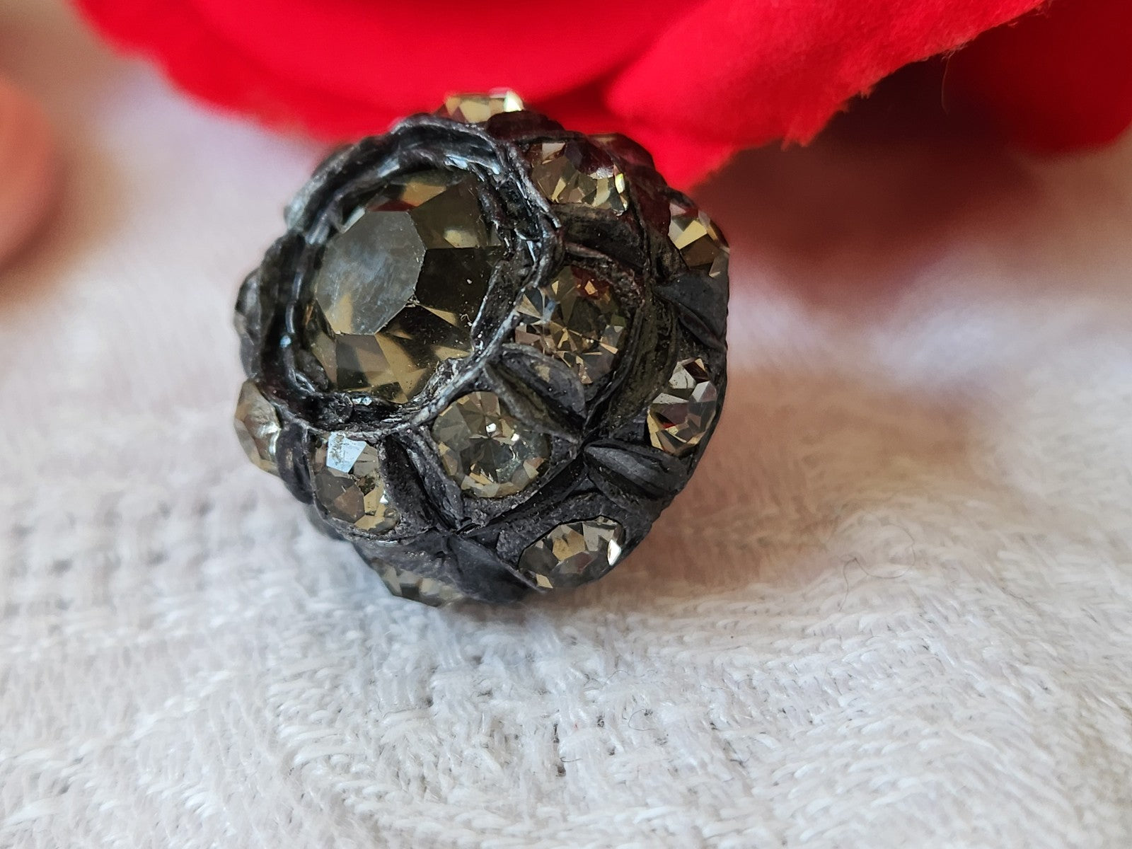Bouton vintage en resine boule de strass volume 2 cm D19M