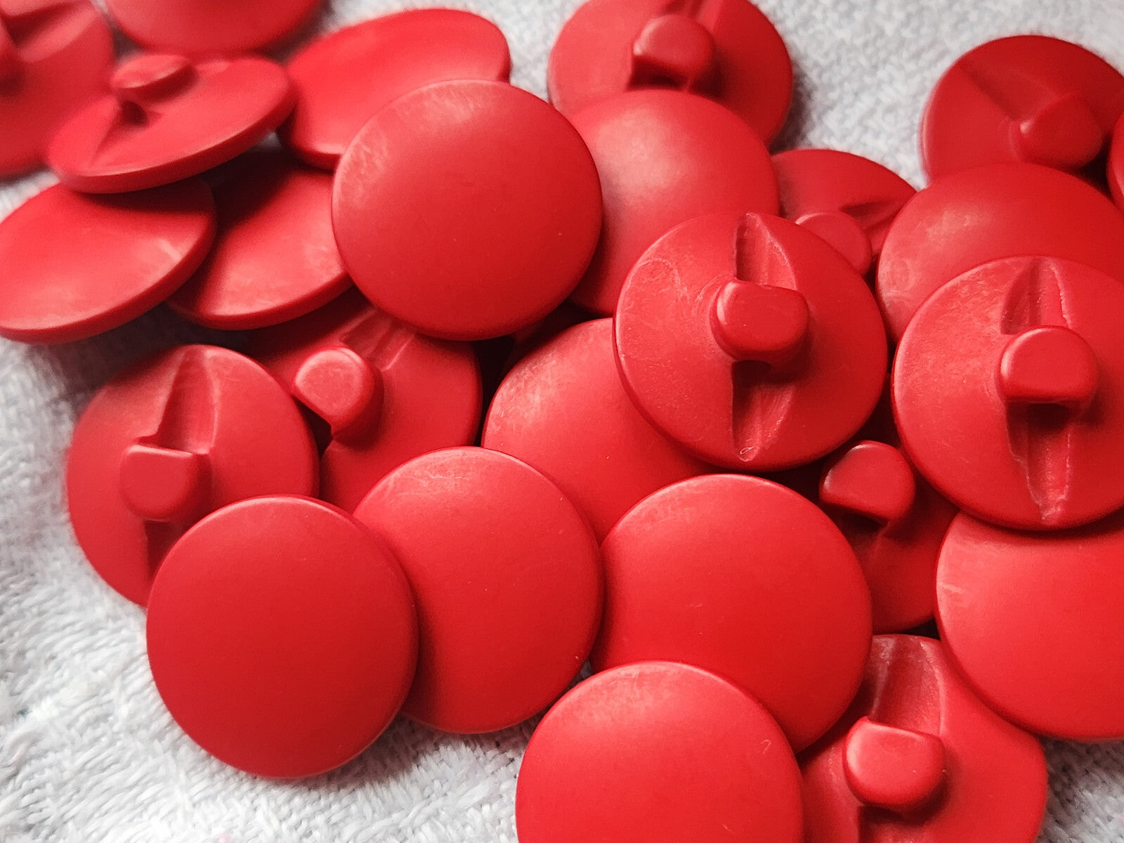 Lot 15 boutons vintage rouge mat  à pied lisse 1,4 cm ref 5201