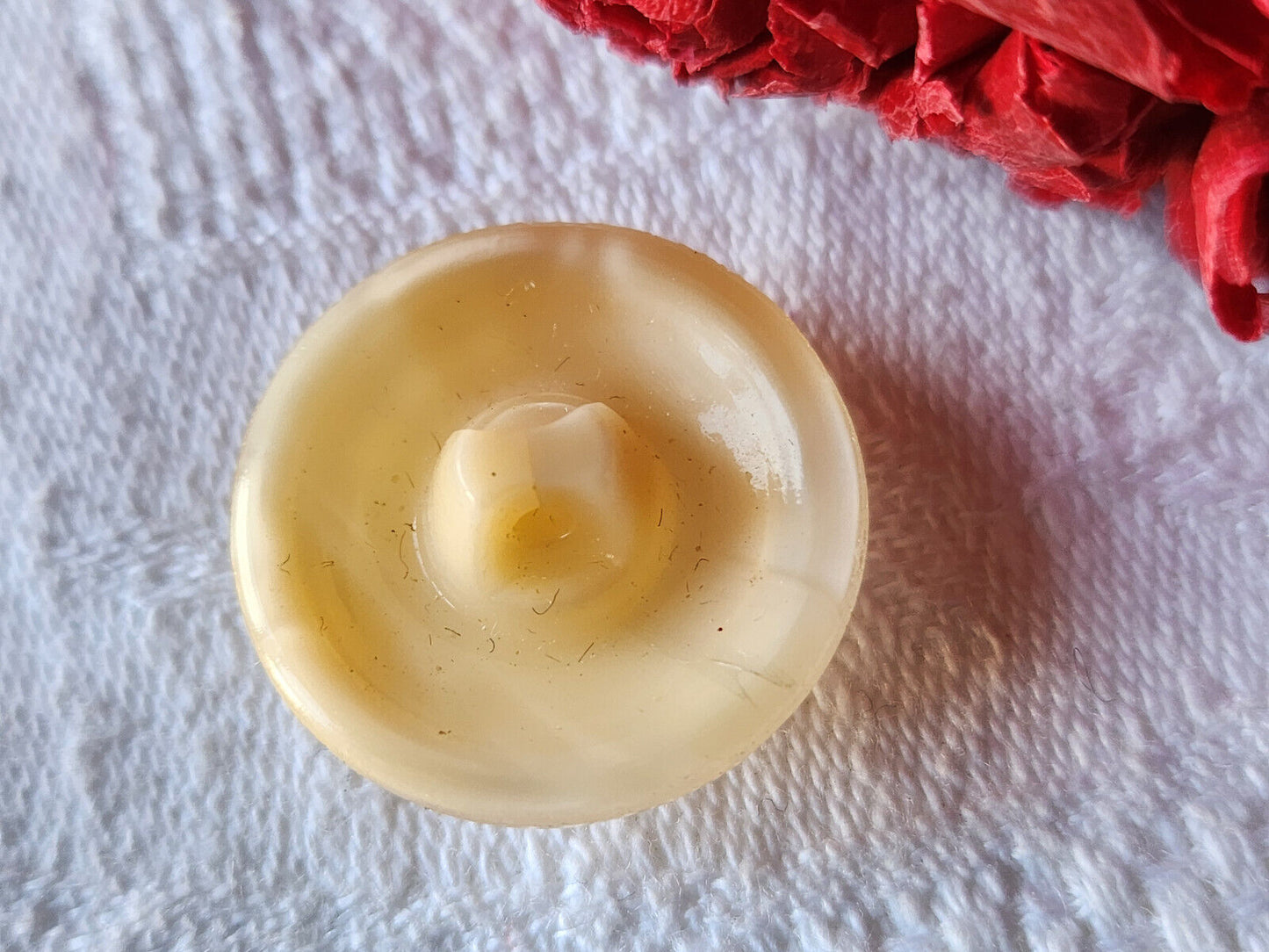 Gros bouton ancien en verre beige laiteux pied 2,2 cm D9D