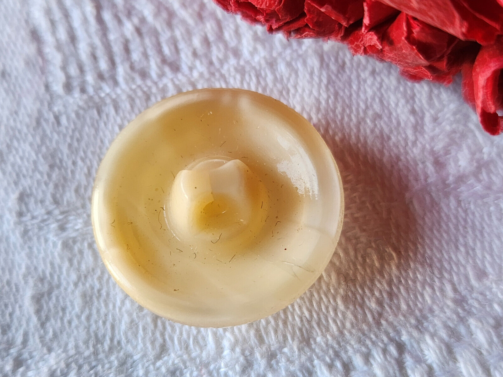 Gros bouton ancien en verre beige laiteux pied 2,2 cm D9D