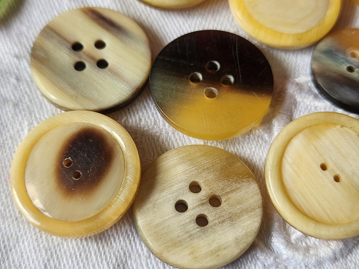 Lot 12 boutons anciens en corne creme 2 cm à 3,1 sur 3,6 cm ref 2058