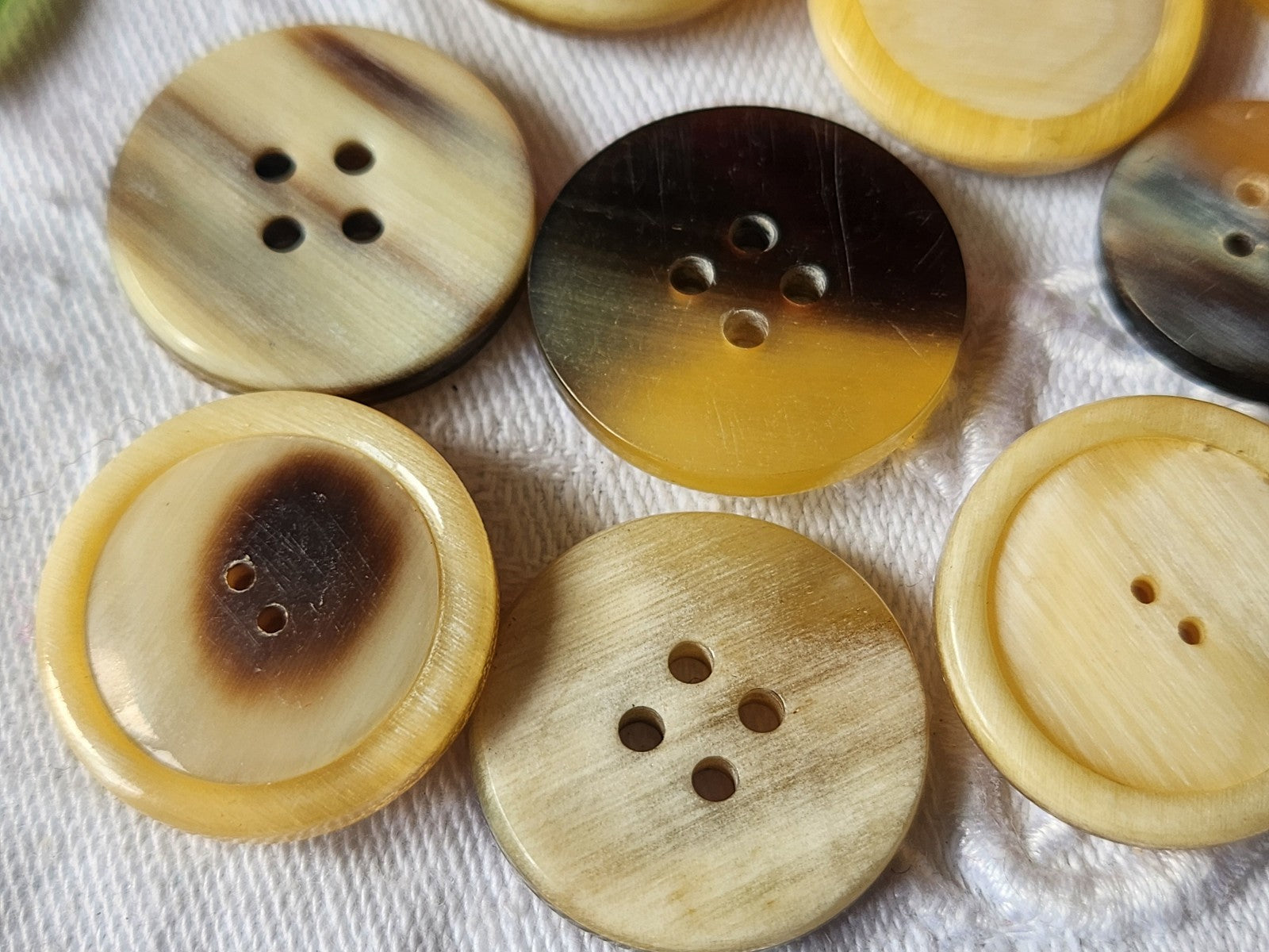 Lot 12 boutons anciens en corne creme 2 cm à 3,1 sur 3,6 cm ref 2058