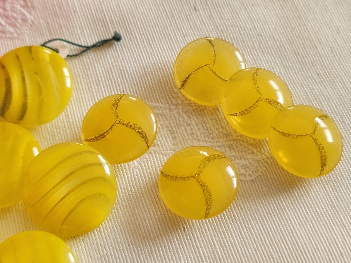 Lot 11 boutons vintage jaune   pied  2 séries 1,5 et 1,8 cm ref 6333