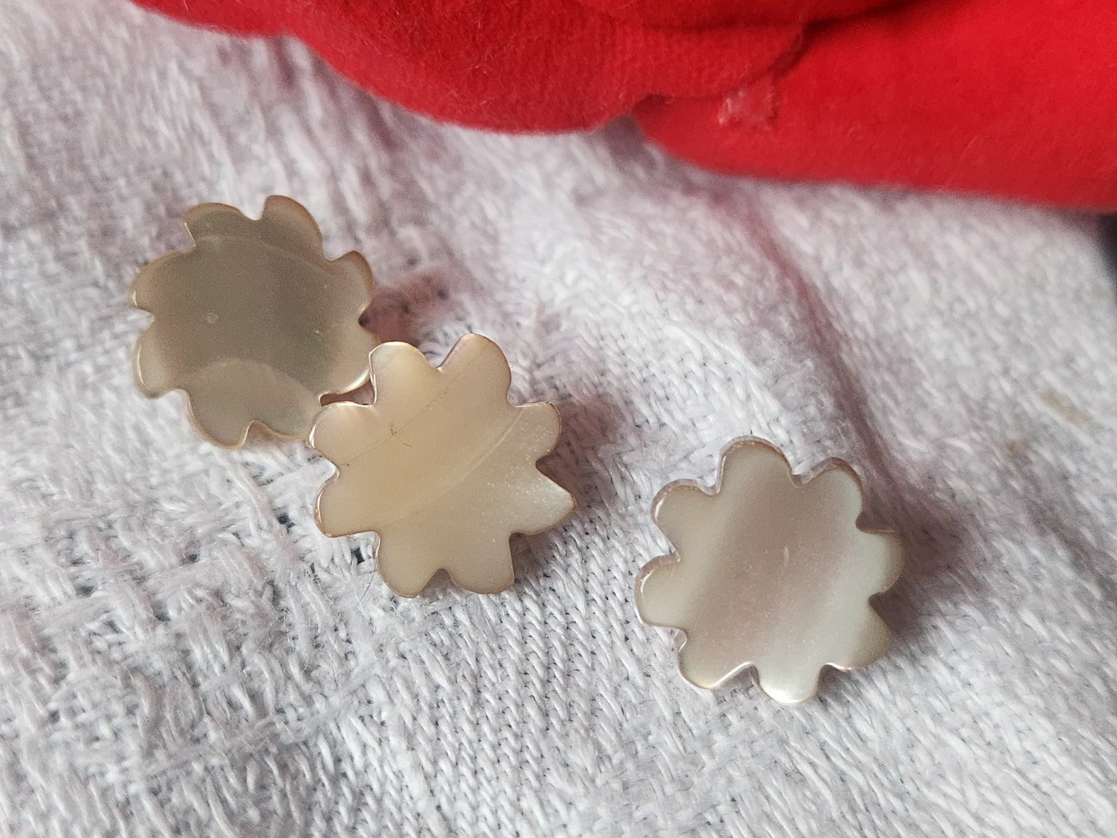 Trio boutons anciens en nacre travaillé marron 1,1 cm pied D16C