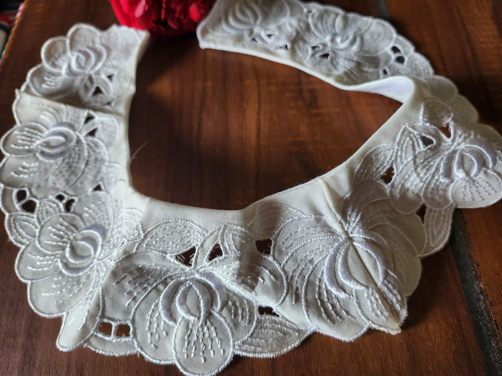 Ancien  col en tissu broderie de fleur en relief teinte écrue B1-63