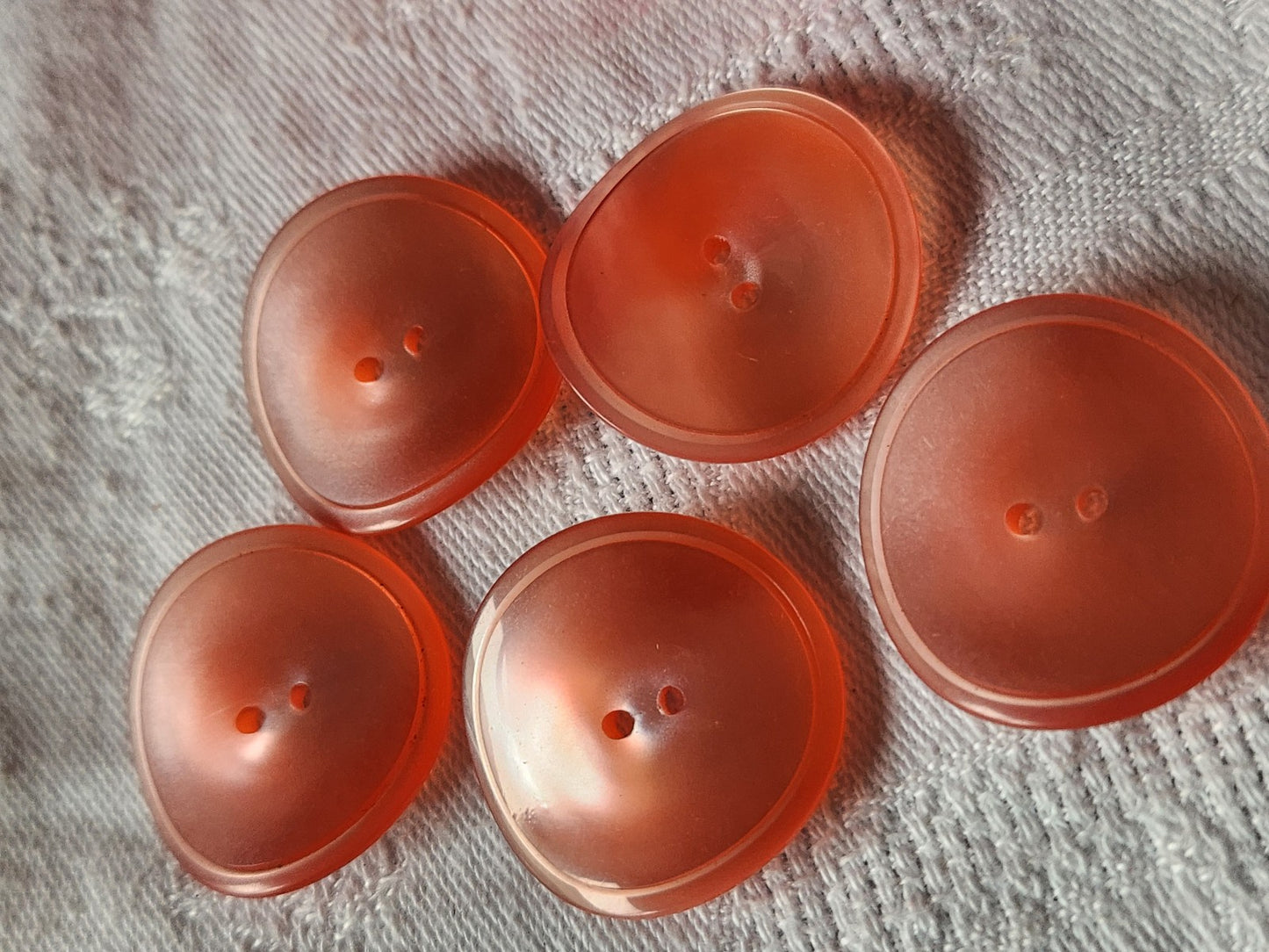 Lot 5 gros  boutons vintage rose courbé 2,6 cm ref 1536