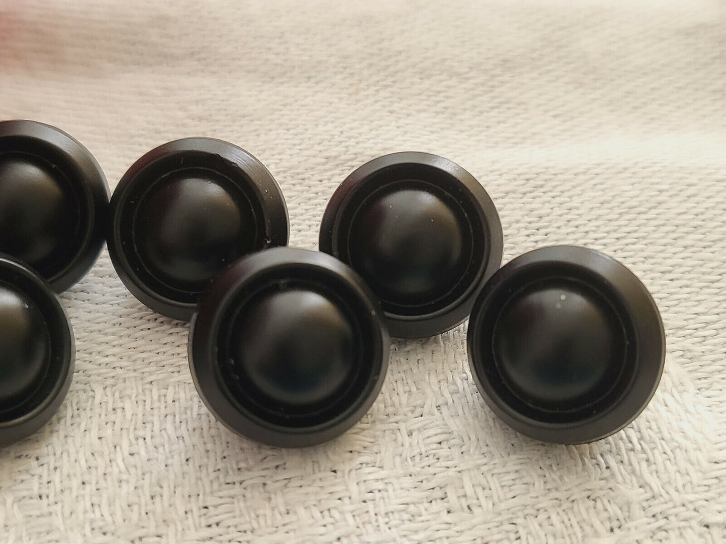 Lot 6 petits boutons anciens en verre noir mat à pied strié 1 cm ref 2426