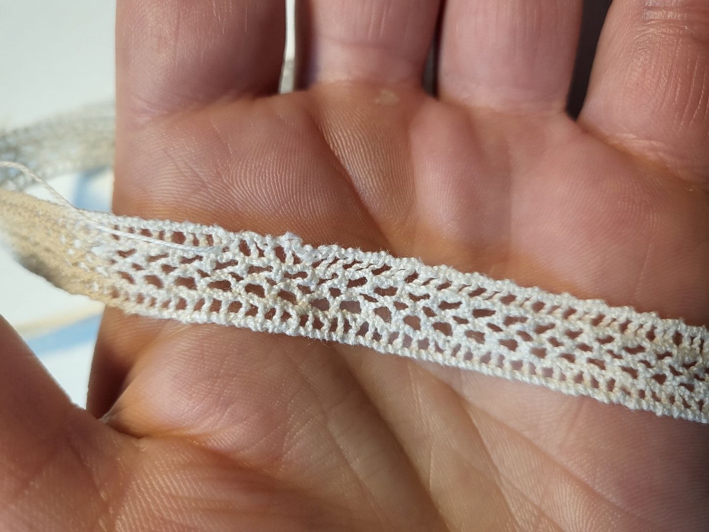 Dentelle ancienne main entres deux 5 mètres 70 sur 1,2 cm T7