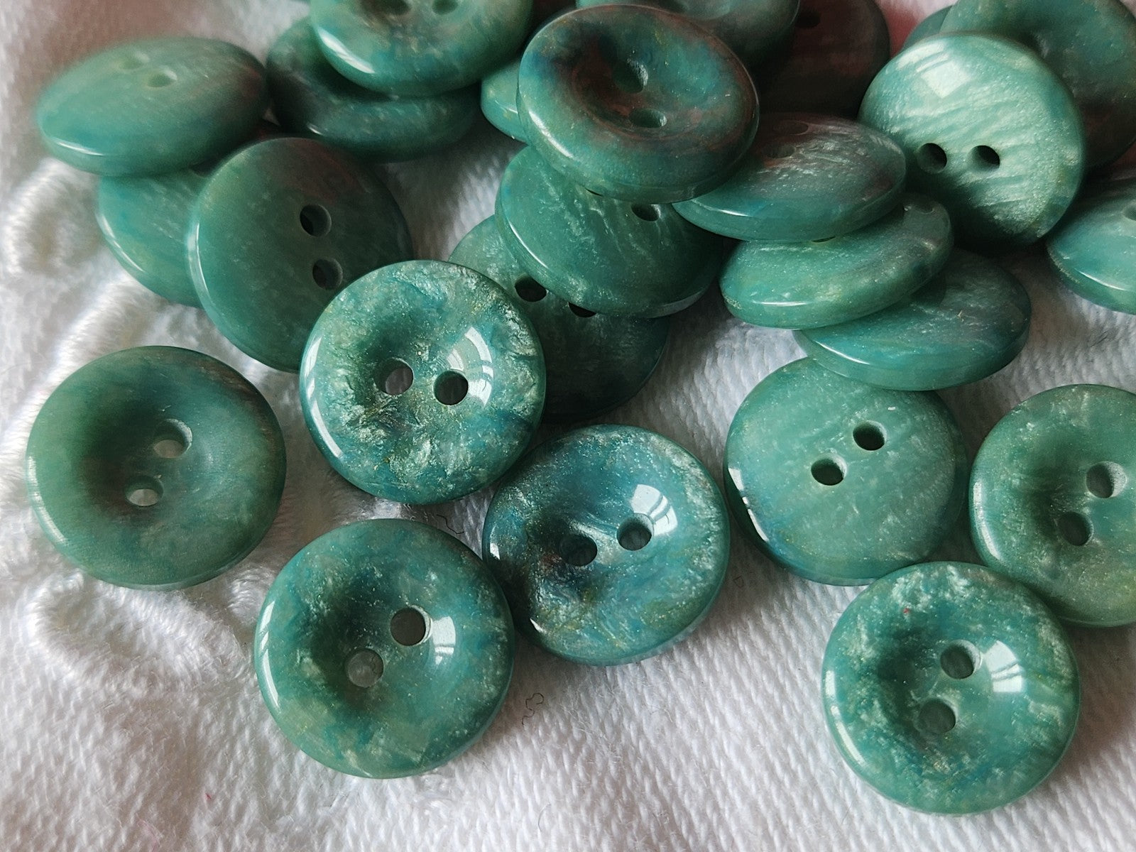 Lot 30 petits boutons vintage à trou bleu vert d'eau 1,2 cm ref 3567