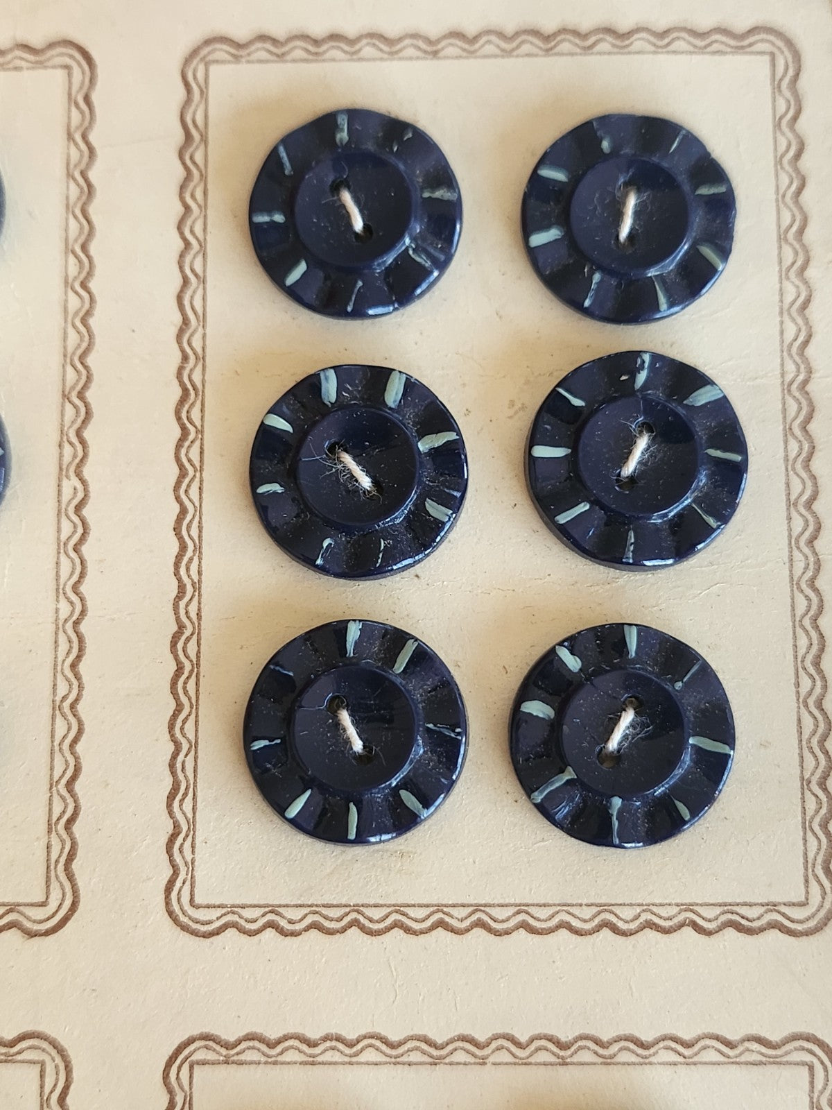 plaque lot 24 boutons anciens en verre bleu peint trous 1,2 cm ou 12 mm