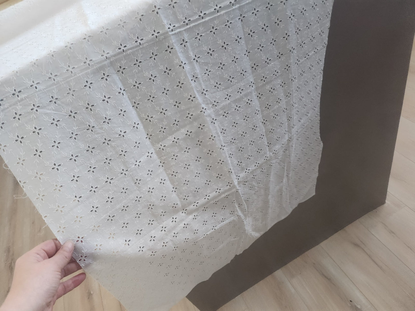 Ancien coupon de tissu vintage blanc ajouré au mini: 58 sur 131 cm B5
