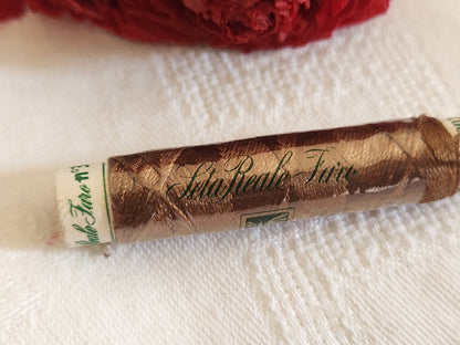Bobine ancienne pur fil de soie vintage marron broderie n°214 T5