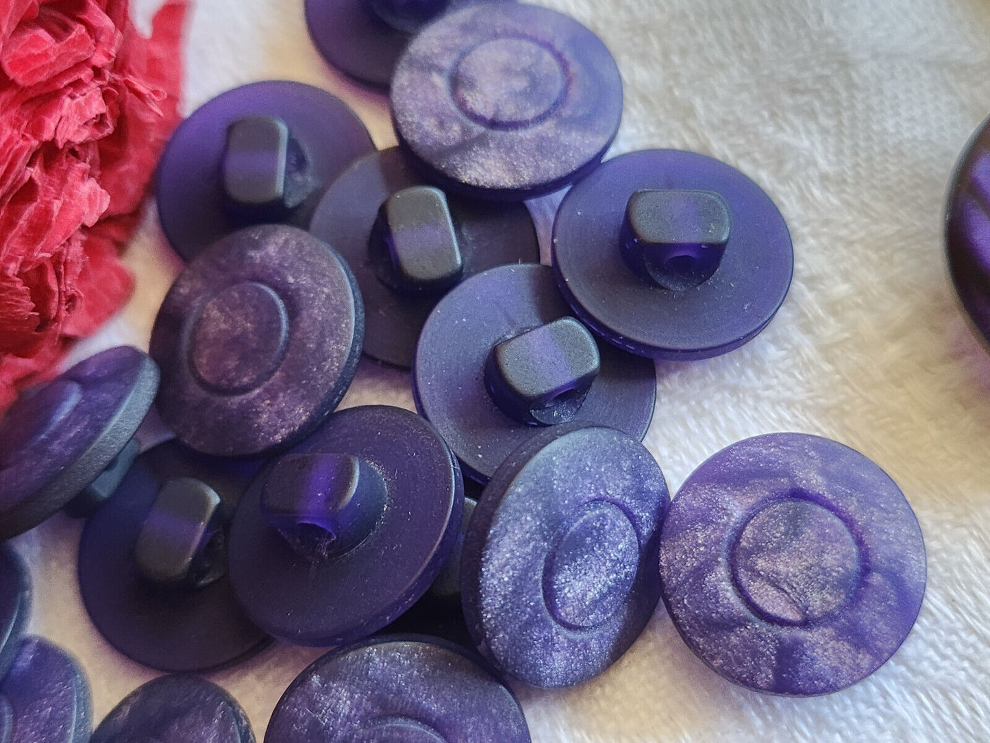 Lot 16 boutons vintage violet lumineux  à pied  diamètre  1,4 cm ref 5072