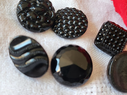 Lot 6 bouton anciens  en verre noir  1,5 à 1,8 cm ref 5938