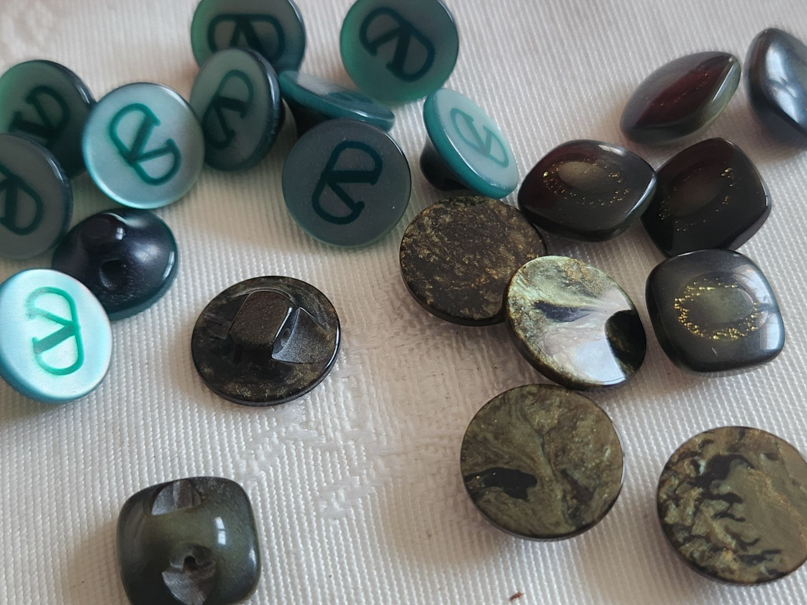 Lot 21 boutons vintage vert 3 séries 1 cm à 1,2 cm à pied ref 6383