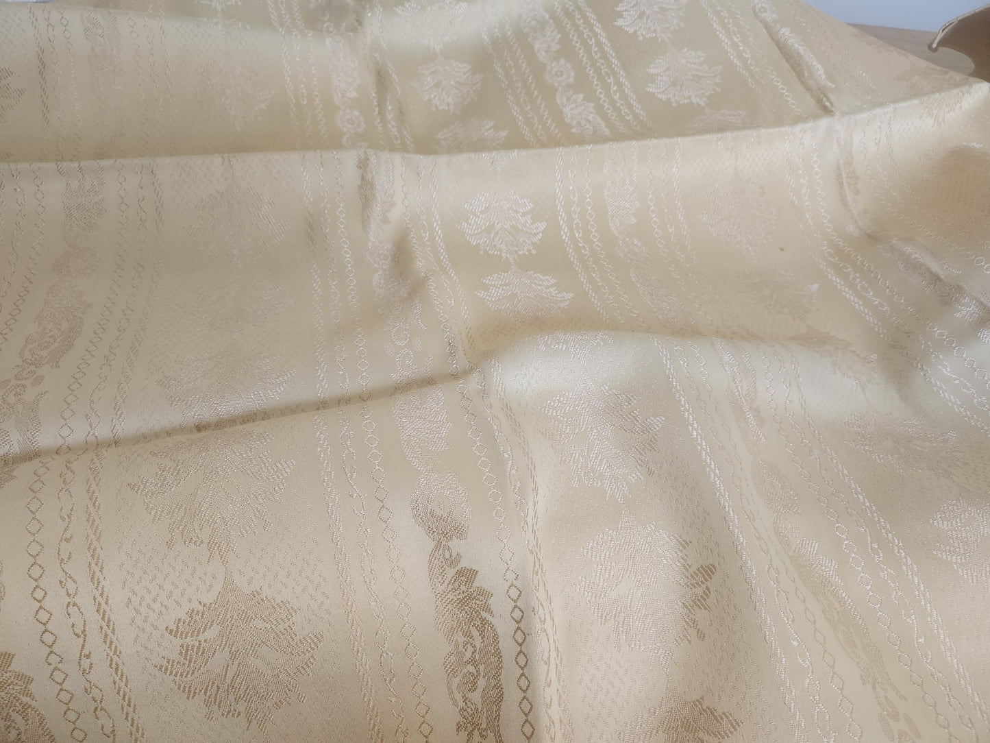 Ancien coupon de tissu damassé beige écru relief 205 cm sur 61 cm B5