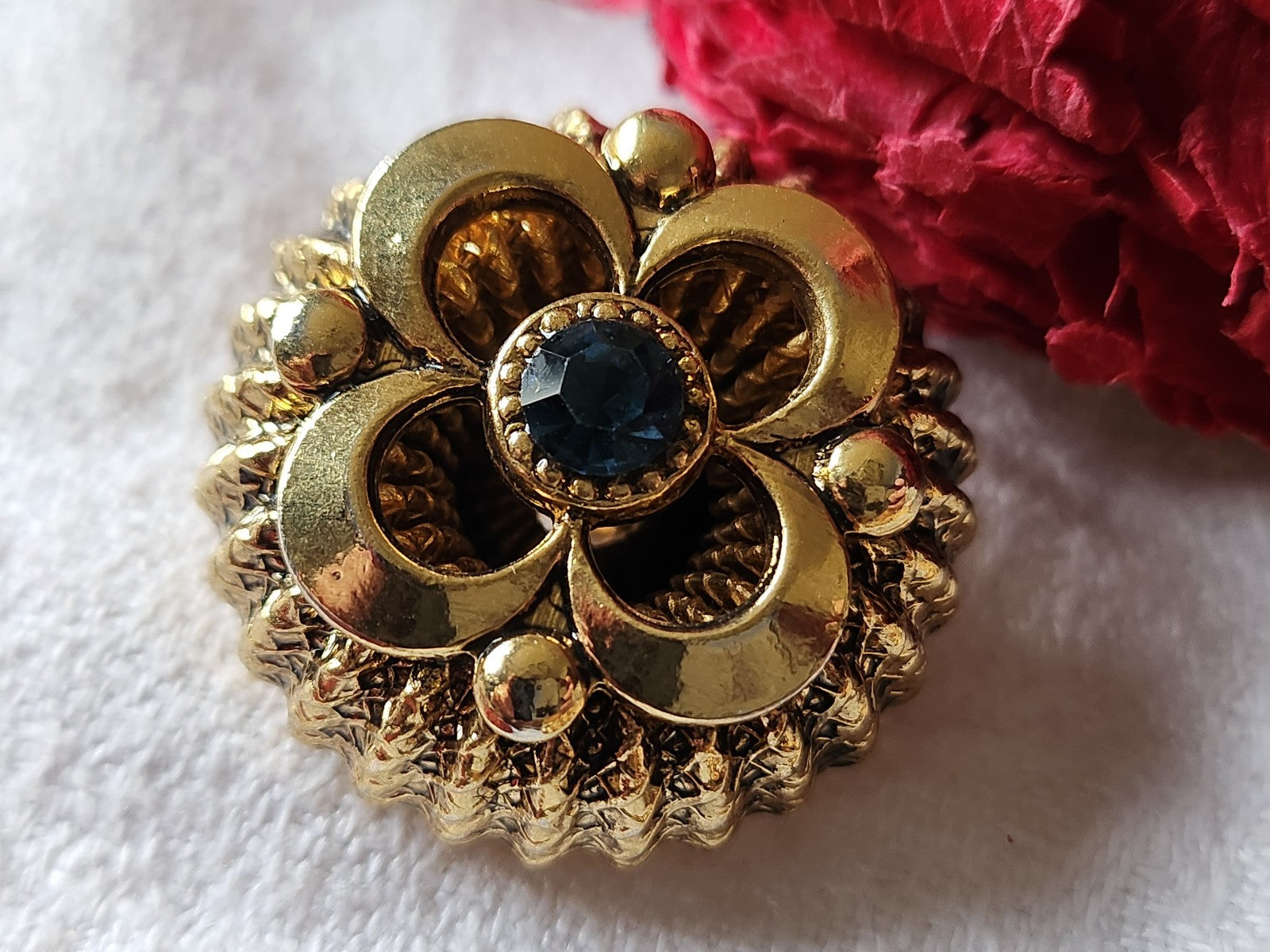 Gros bouton vintage métal doré volume coeur strass bleu 2,8 cm bijoux ref 2688