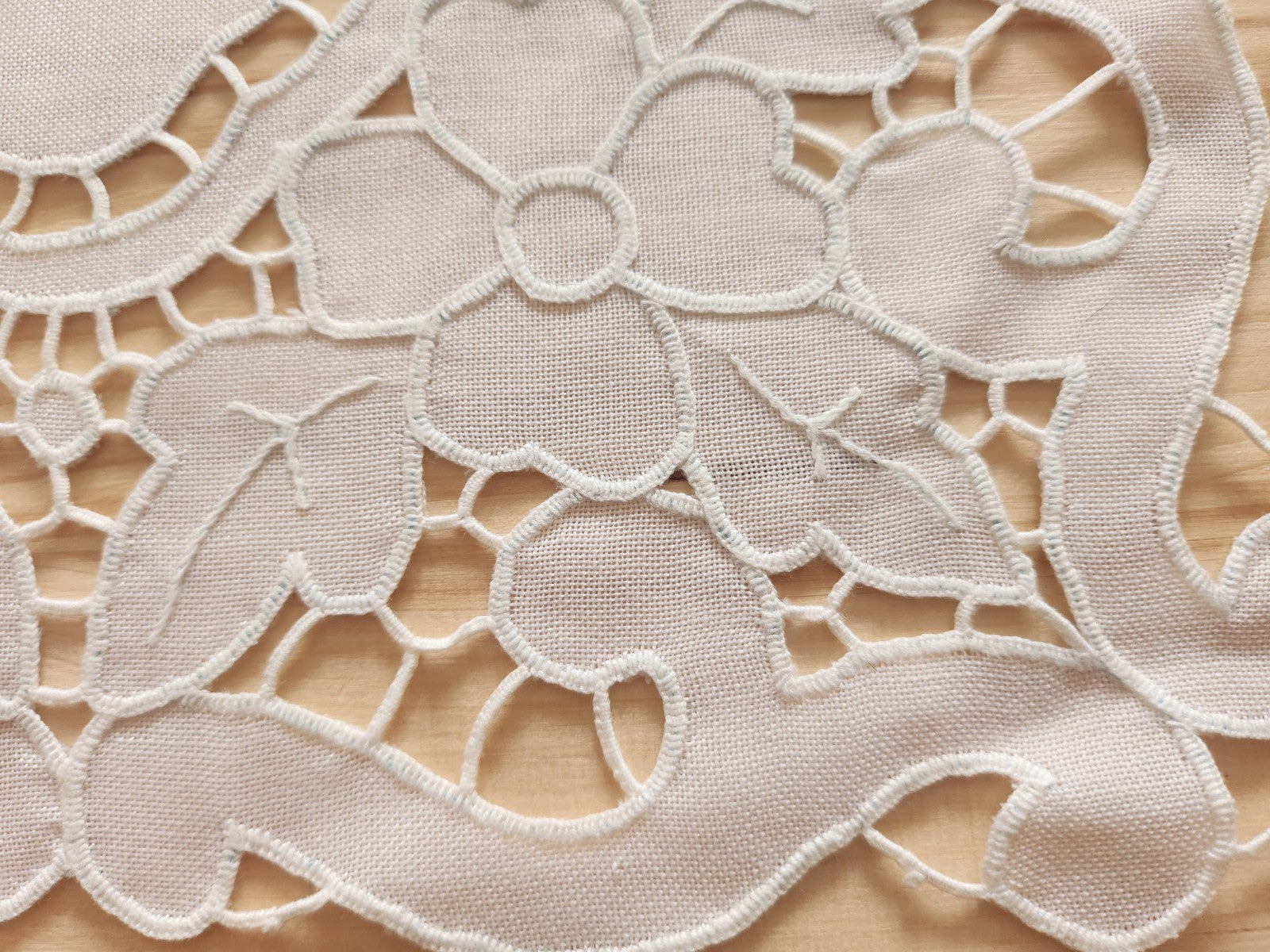 Ancien napperon fait main neuf brides fleur 27 cm sur 30 cm B8