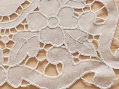 Ancien napperon fait main neuf brides fleur 27 cm sur 30 cm B8