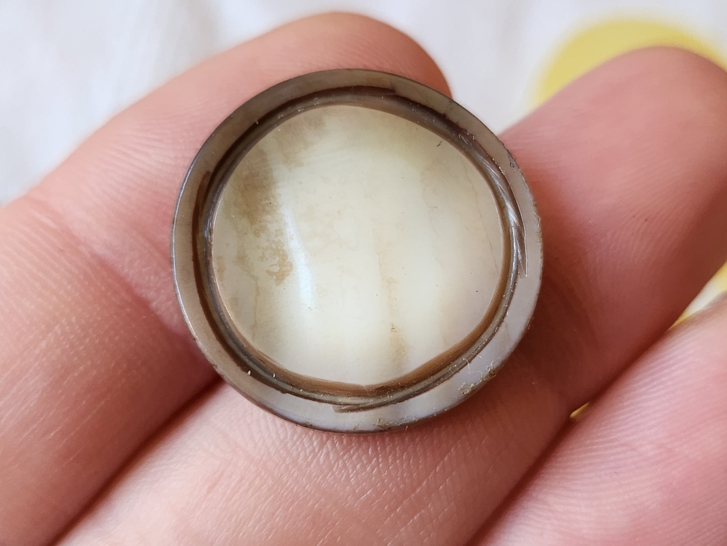 Bouton vintage en nacre sculpté ancien pied métal 2,3 cm D7C