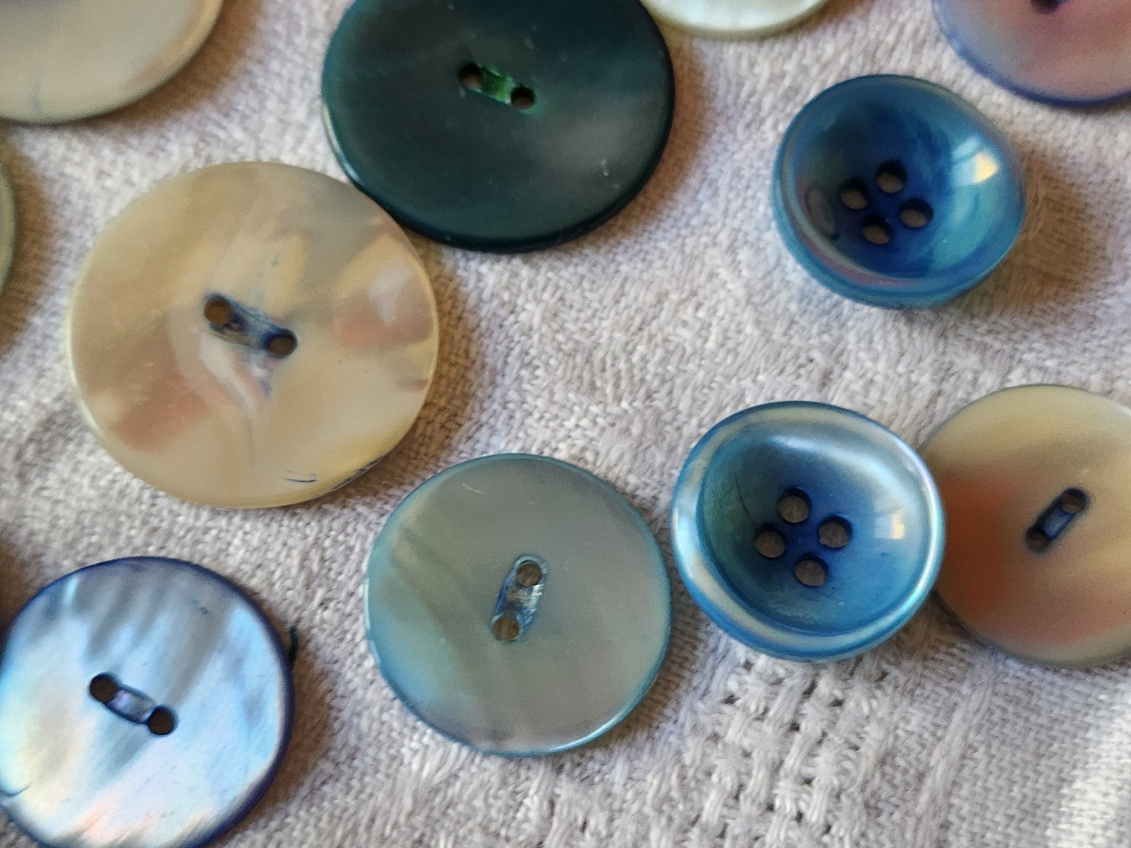 Lot 17 boutons en nacre vintage tons bleu 1,7 cm à 2,5 cm panaché ref 6126