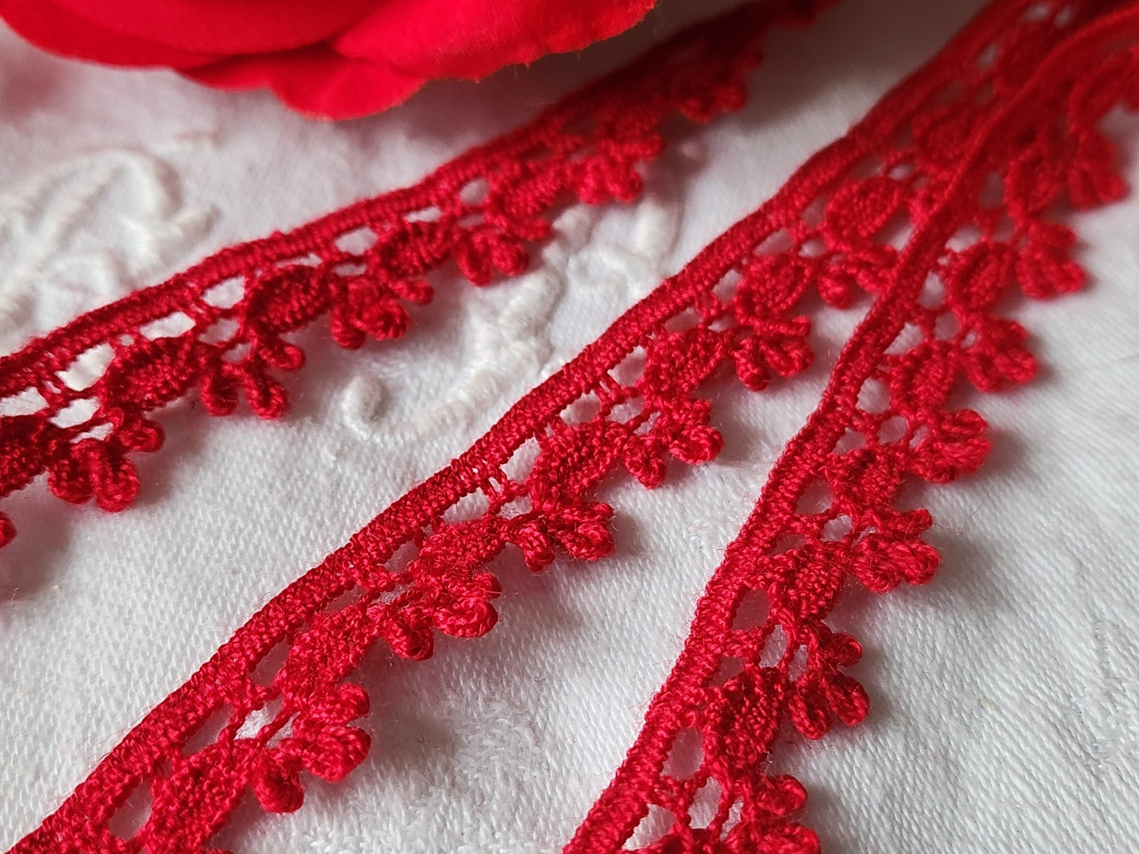 Dentelle vintage rouge  coton 3 métres sur 1,5 cm A6