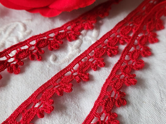 Dentelle vintage rouge  coton 3 métres sur 1,5 cm A6