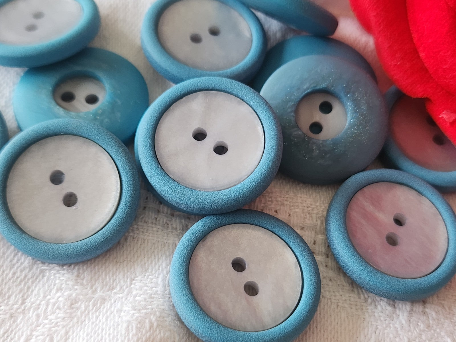 Lot 10  boutons vintage bleu deux tons à trous 2,2  ref 3957