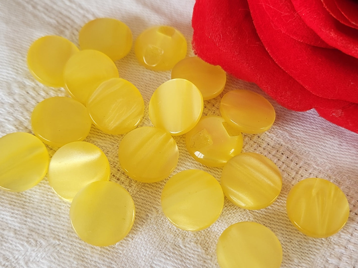 lot 18 petits boutons vintage jaune lumineux pied 1,3 cm ou 13 mm ref 6426