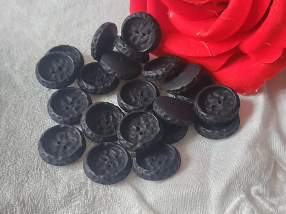 Lot 18  boutons vintage noir mat texturé à trous 1,7 cm ref 3317