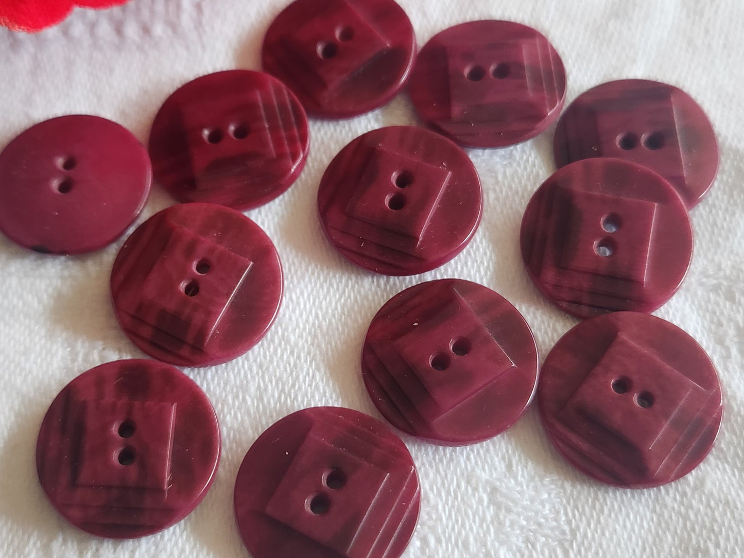 Lot 12 boutons anciens en corozo prune   1,7 cm trous ref 2758