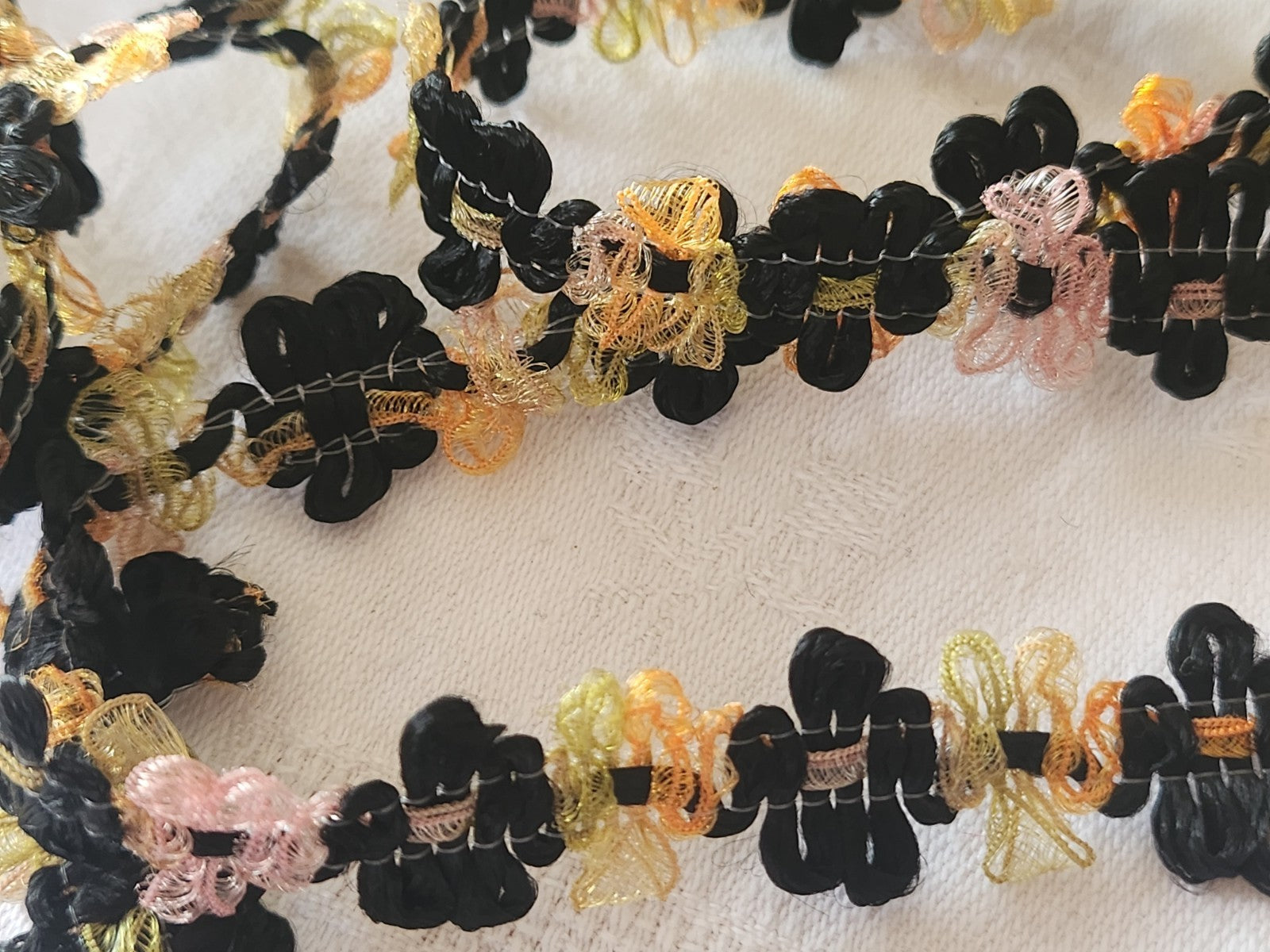 Galon  style rococo fleur orange vert rose 1 m 50 sur 1,7 cm A5