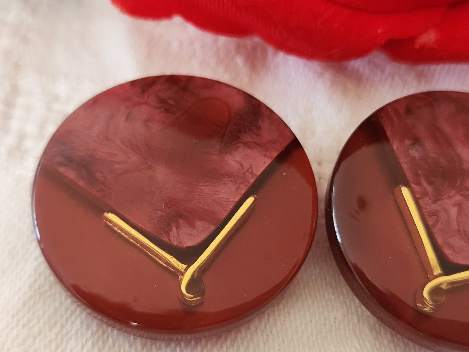 duo gros boutons vintage inclusion doré  fushia rouge pied  3 cm G2R