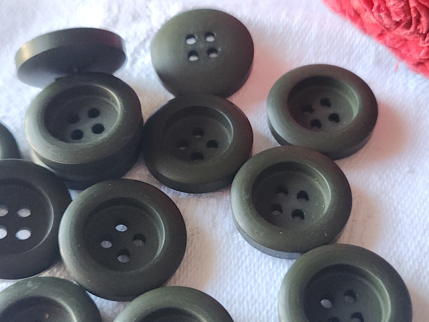 Lot 12 boutons vintage vert mat 1,7 cm trous ref 2823