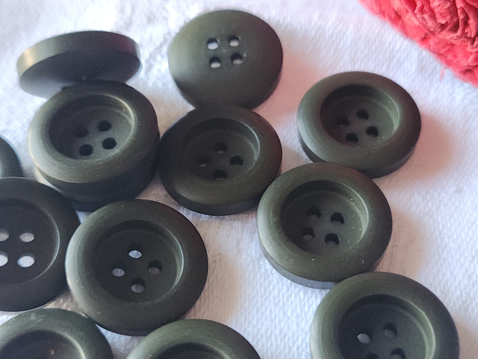 Lot 12 boutons vintage vert mat 1,7 cm trous ref 2823