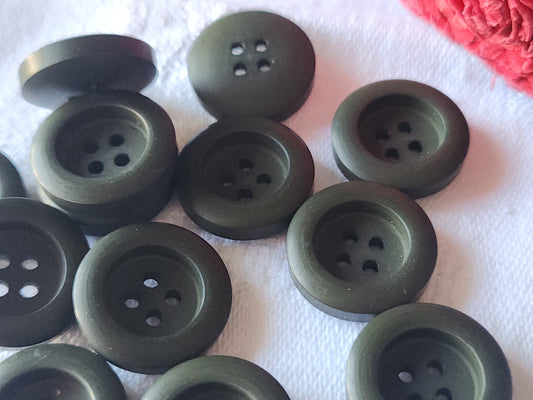 Lot 12 boutons vintage vert mat 1,7 cm trous ref 2823
