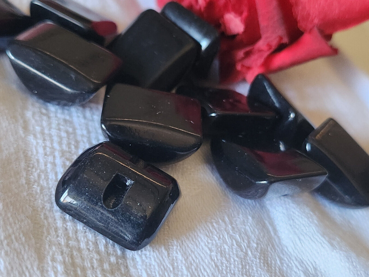 Lot 5 boutons vintage noir cube volume à pied 1,9 sur 2,1 cm ref 5560