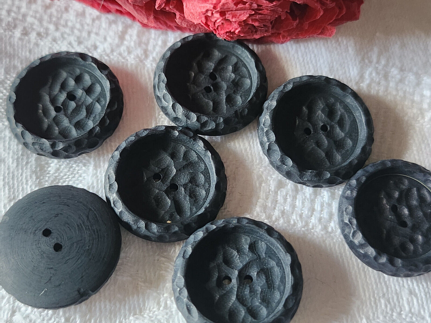 Lot 7  boutons vintage noir mat effet martelé trous  2 cm ref 3259