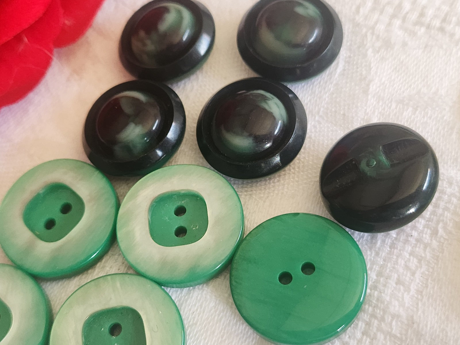 Lot 10 boutons vintage vert deux series 1,9 et 2,1 cm ref 2766