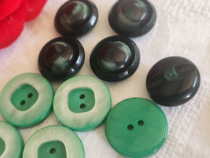 Lot 10 boutons vintage vert deux series 1,9 et 2,1 cm ref 2766