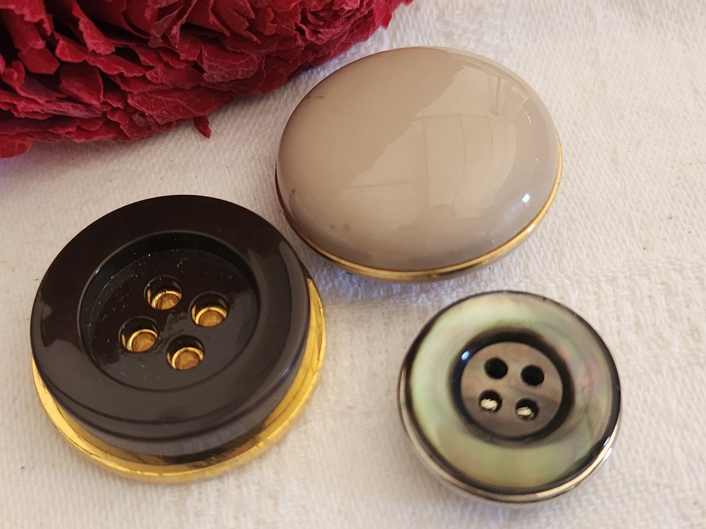 Trio boutons anciens Pavese signé  1,9 cm à 2,6 cm (un en nacre) ref 1858