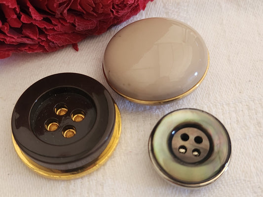 Trio boutons anciens Pavese signé  1,9 cm à 2,6 cm (un en nacre) ref 1858