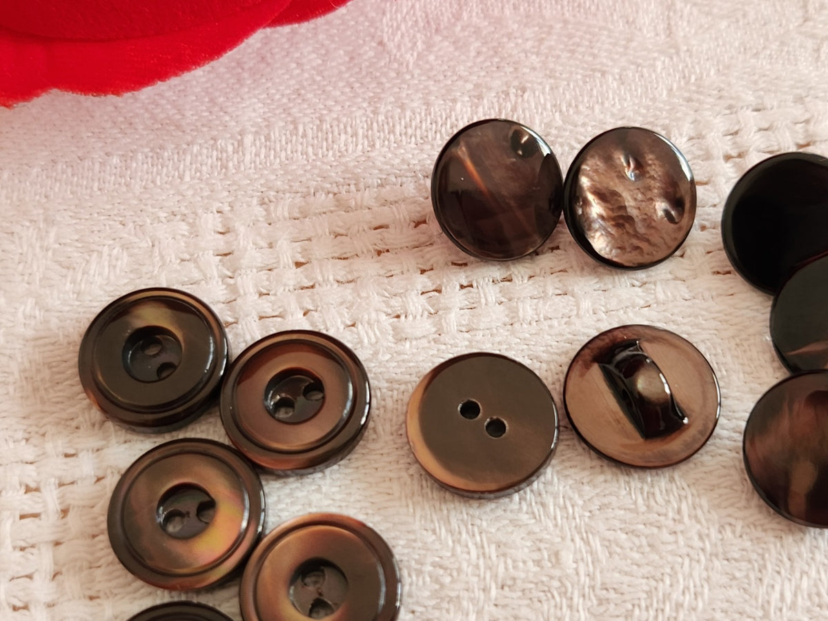 Lot 12 boutons anciens en nacre 2 series marron 1,1 cm 11 mm ref 6581
