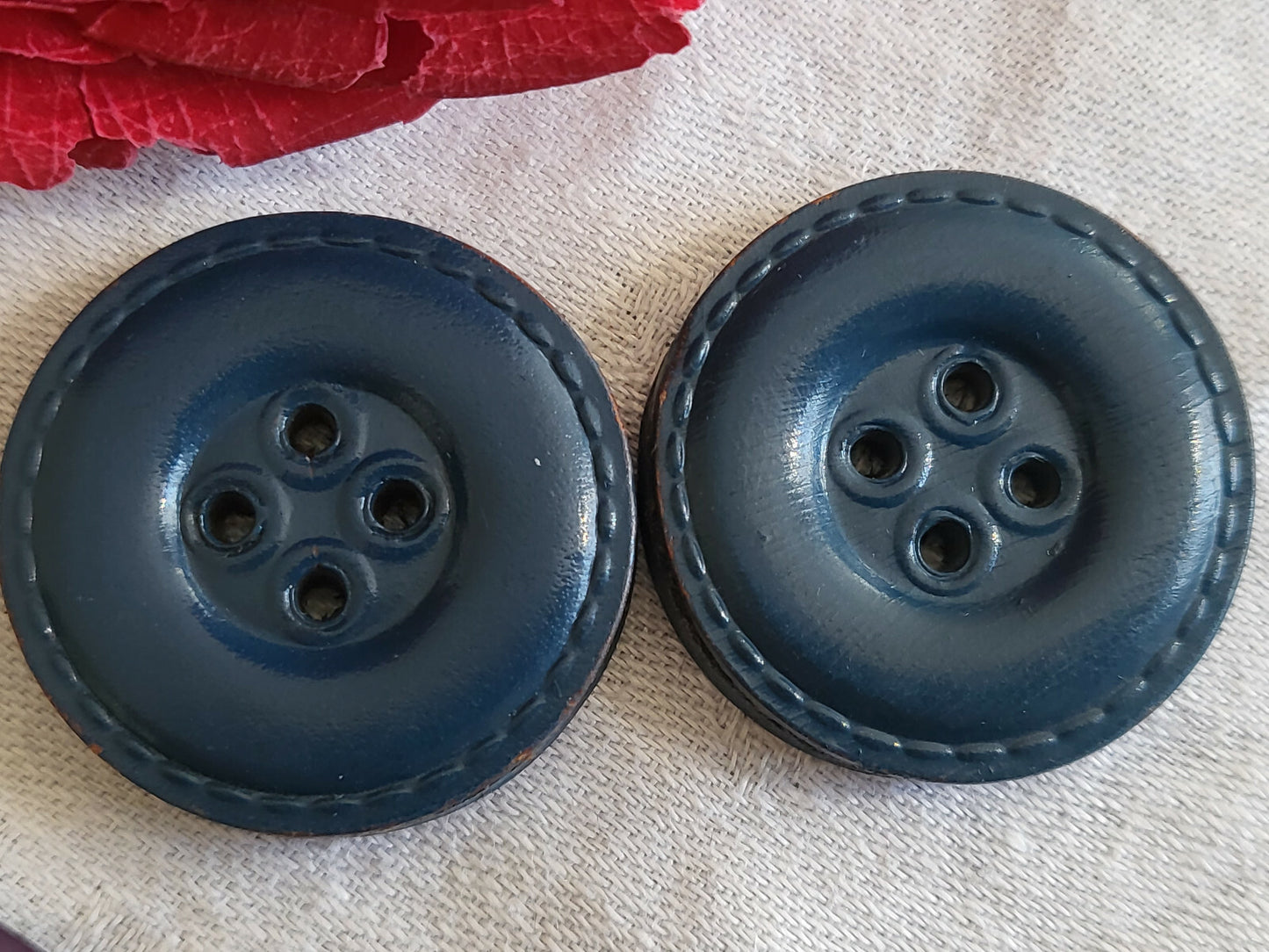 Duo gros boutons anciens en cuir bleu pourtour travaillé  3,1 cm D15T