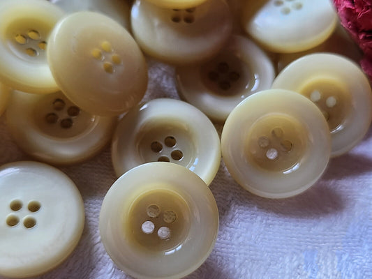 Lot 18 boutons vintage beige lumineux 1,7 cm ref 247