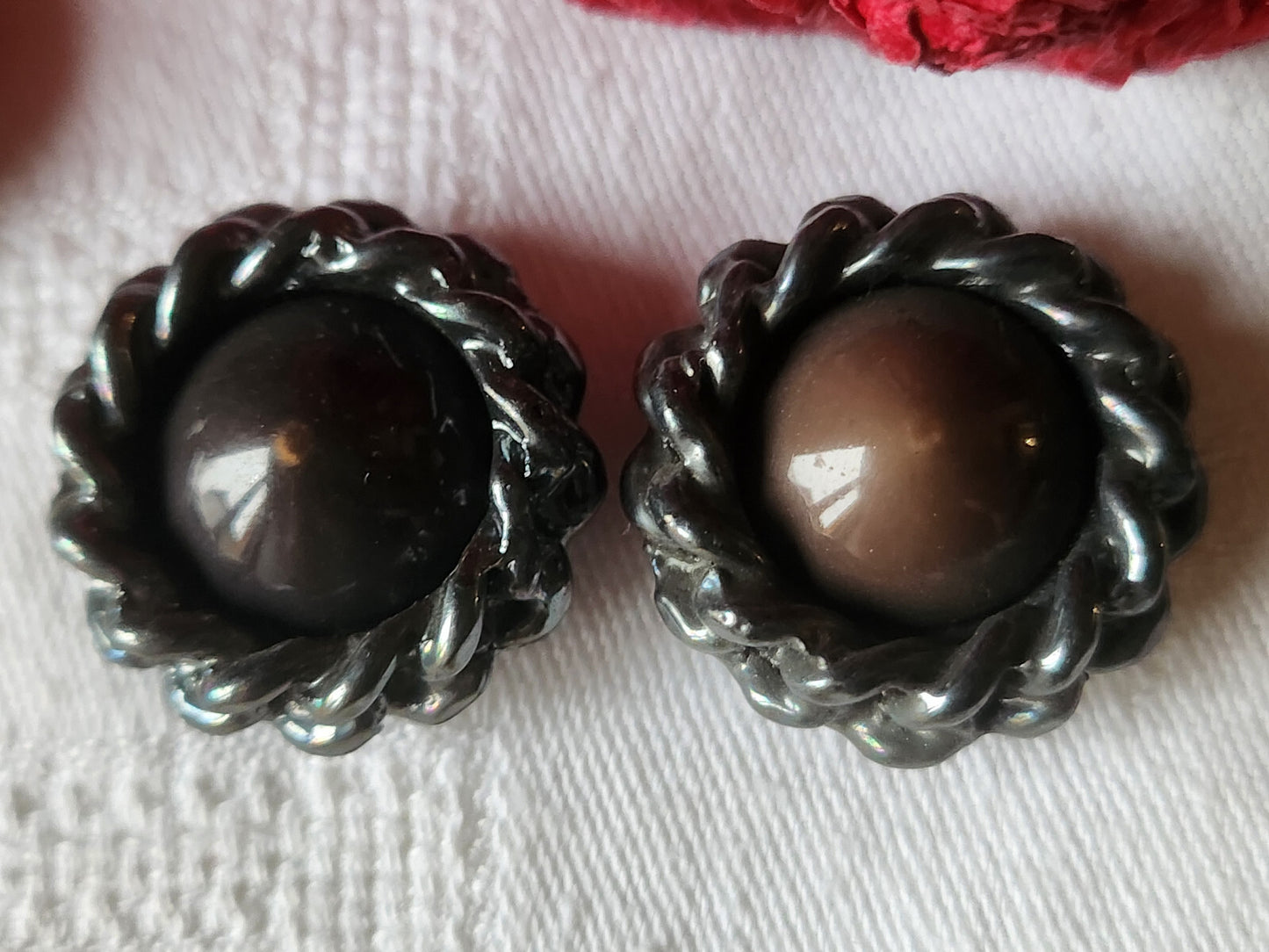 Duo gros  boutons vintage chainette argenté resine marron pied 2,8 cm ref 1178