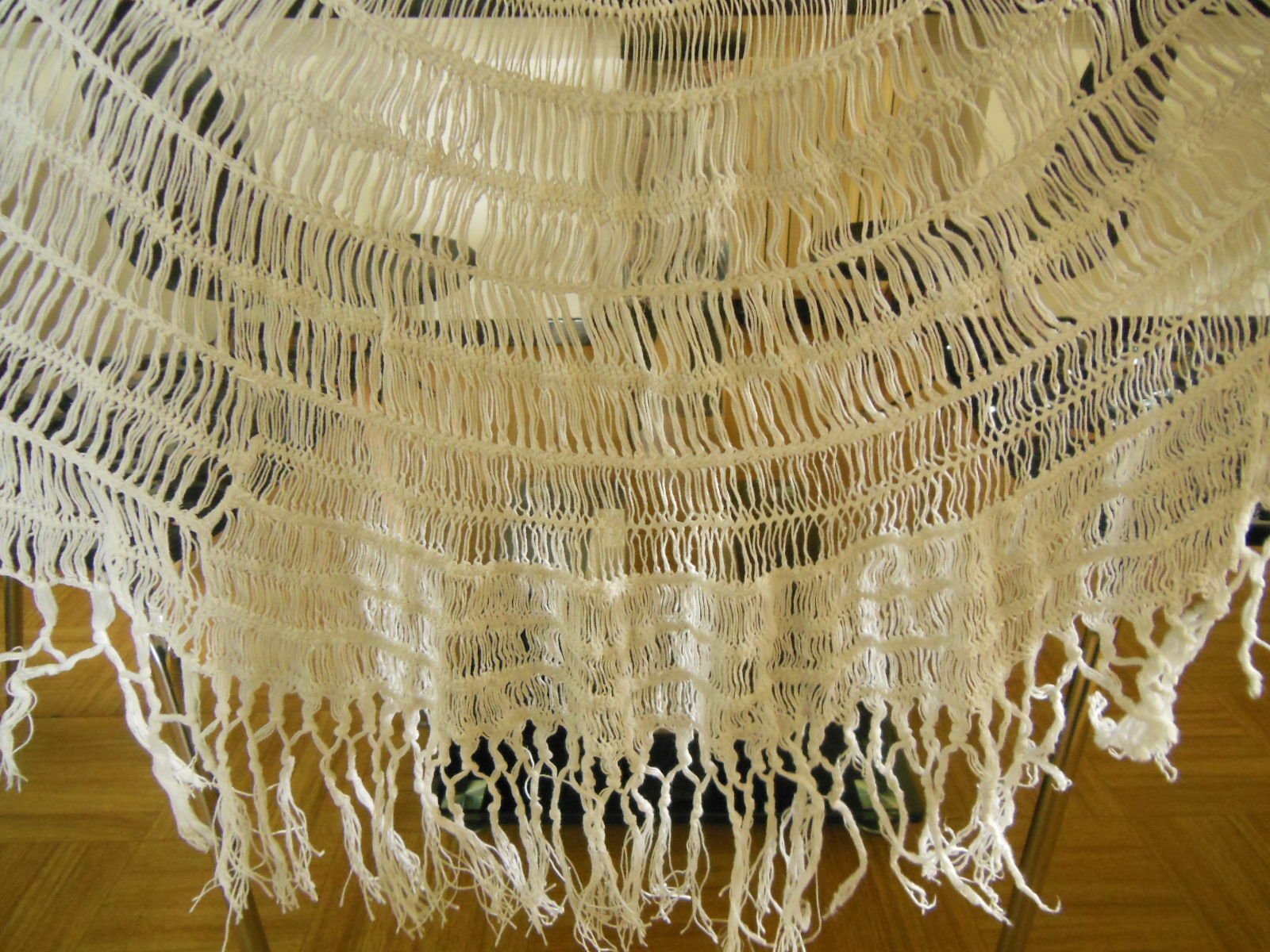 Petite nappe ou surnappe ronde ancienne guéridon franges mains  B6