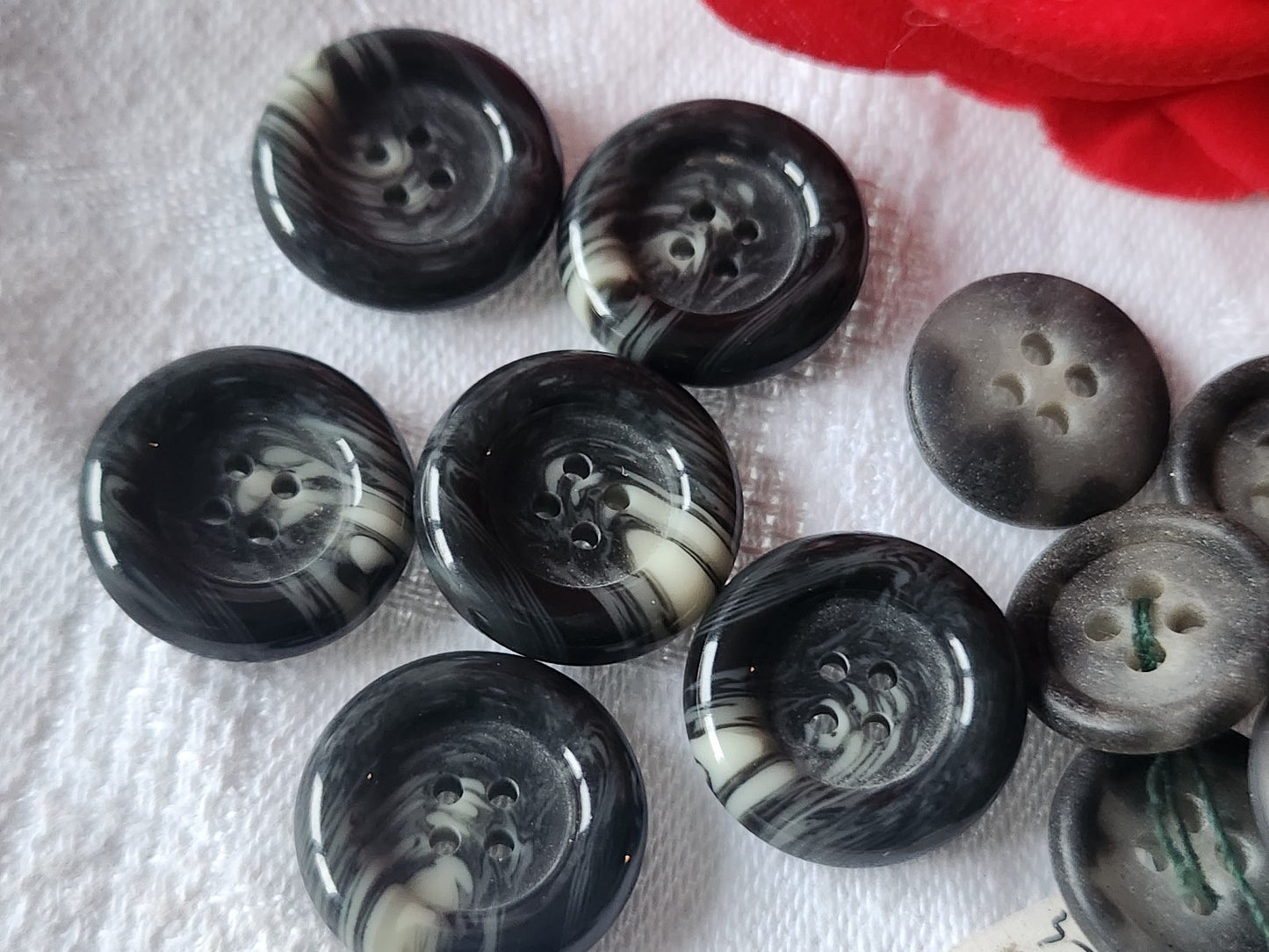 Lot 21 boutons vintage 3 séries tons gris 1,5 à 1,,8 cm ref 1035