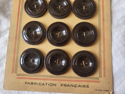 Plaque  12 gros boutons anciens marron 2,6 cm
